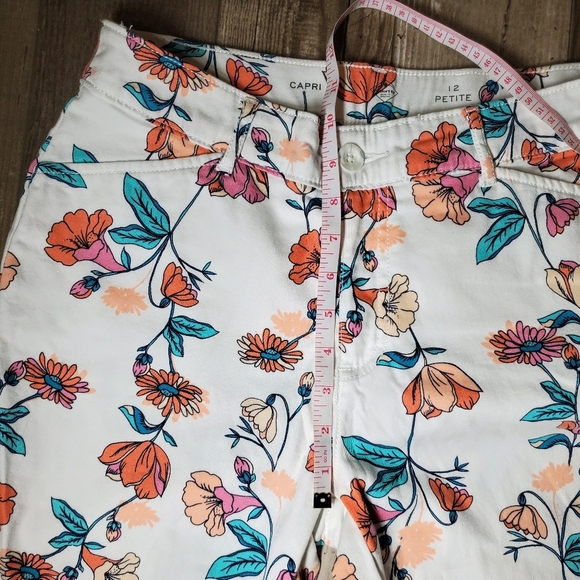 St. John’s Bay Capris Size 12 Petite Secretly Slender Panel White Posie Floral - Picture 8 of 16